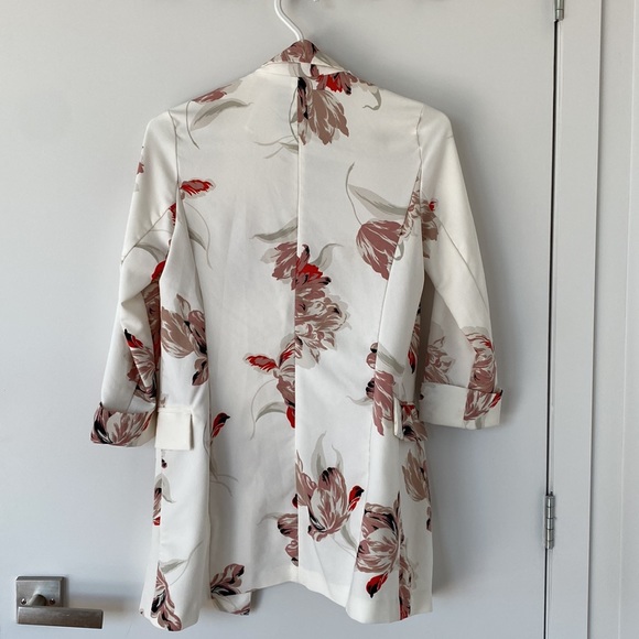 Dynamite floral blazer - Picture 3 of 3